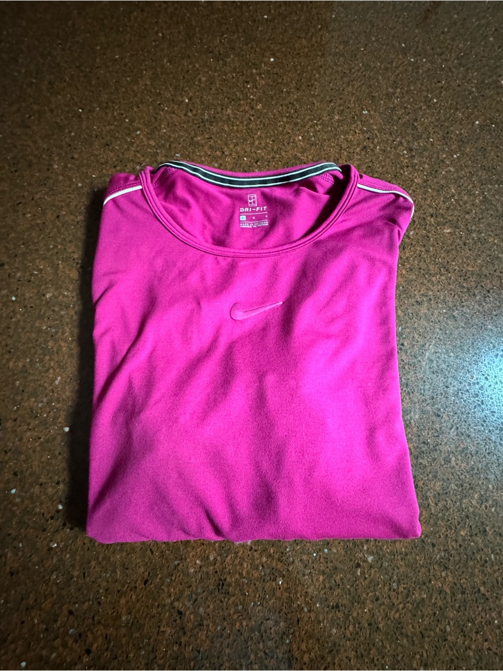 Nike 3/4 sleeve performance top
Raspberry color White